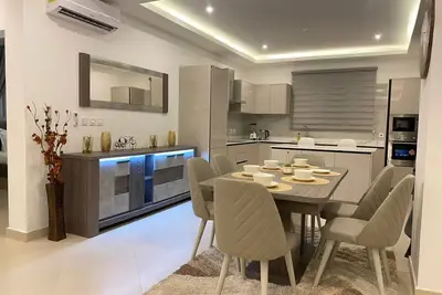 Image de . 5 mins away from restaurants, supermarkets, and 10 mins away from the airport.