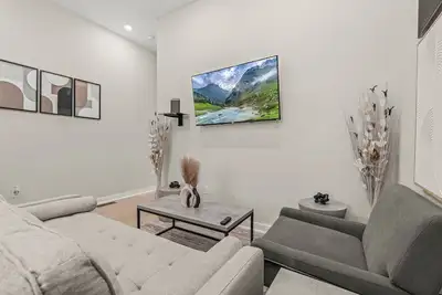 Image de Boho Bliss-2 Bedroom Bi-Level Apartment