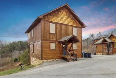 Image de 5 Bedroom with 4 King Beds, Hot Tub, Arcade Games + Near Pigeon Forge Parkway!