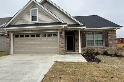 Image de Galloway Place: a spacious 3-bedroom, 2-bath home that sleeps six.