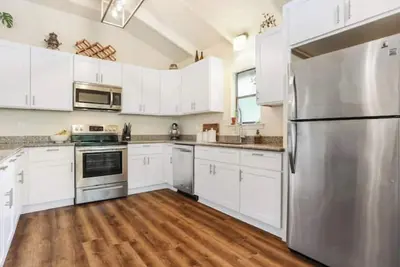 Image de Woodsy Cottage in Downtown