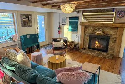 Image de Renovated Charming Rustic Farmhouse, Modern + Stylish Retreat\n\n