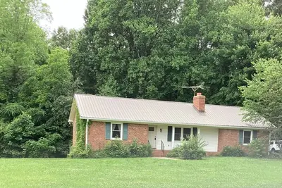 Image de Charming 2 Bedroom 2 Bath Brick Ranch Country House! !