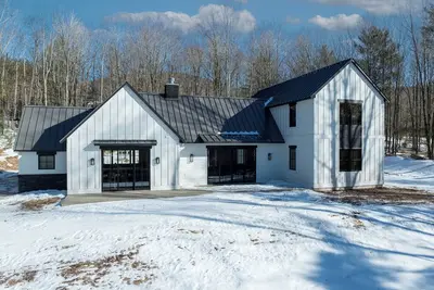 Image de Newly Constructed Modern Farmhouse -- 4 Br / 4. 5 Baths, High-end Furnishings!