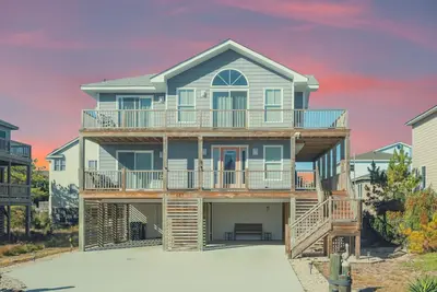 Image de ✦ New Listing ✦ 50 Yds to Beach ✦ Elevator ✦ 4br ✦ 3 Living Areas ✦ Built 2020