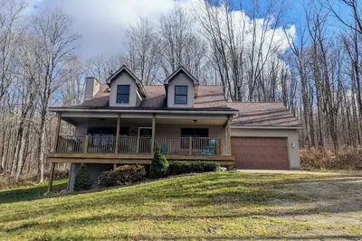 Image de Serene & private getaway 5 min. from Evl. 4 beds, 2. 5 baths, sleeps 14, hot tub.