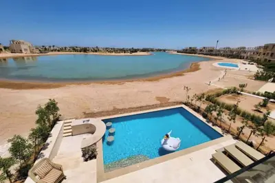 Image de Heated Swimming Pool/Lake view/ Luxury 5 Br villa