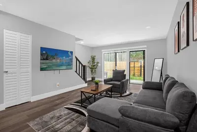 Image de Serene Home By The Pond