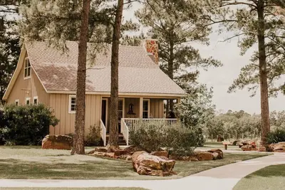 Image de The Vine - Lovely \"Lonestar Cottage\" on Vineyard with Private Lake, Sleeps 6