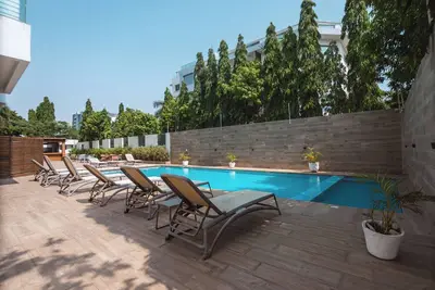 Modern Luxury Apartment in the heart of Accra - balcony, pool and gym access