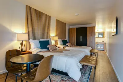 Image de Chic Queen Room in Downtown Boutique Hotel – Walk to Shops, Dining & Attractions