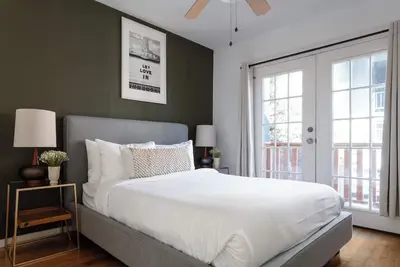Image de Cozy 2br Retreat in Dt Austin Pets + Parking!