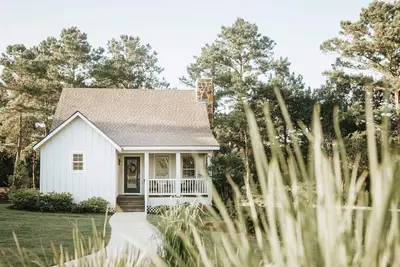 Image de The Vine - Elegant \"Wild Rose\" Cottage on Vineyard with Private Lake, Sleeps 4