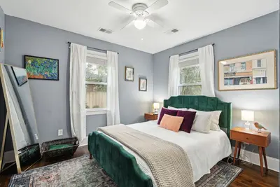 Image de Central pup-friendly ranch with vibrant interior, cozy deck & fenced backyard