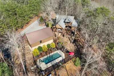 Image de 4 Br Estate-Pool-Hot Tub-Outdoor Fireplace-Epic Patio-Bbq-Pool Table-DogFriendly