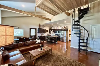 Image de The Vine - Modern, Rustic Barndominium on Vineyard with Private Lake, Sleeps 10