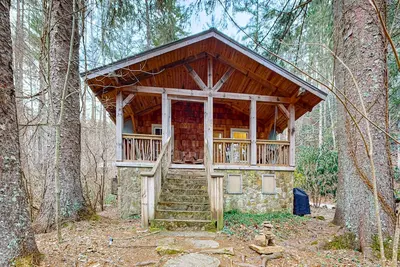 Image de Cozy Mountain Lakeside Cabin with hot tub, jon boat + dog friendly