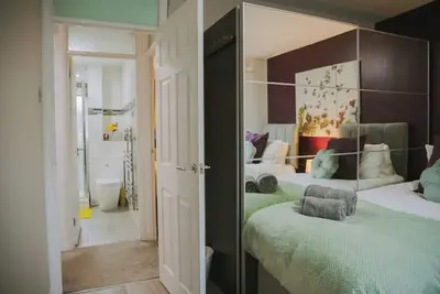 Image de Hillingdon, Uxbridge, London, Sleeps 6, 3 bedrooms