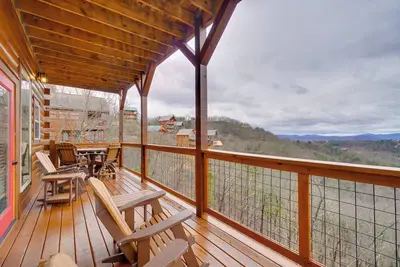 Image de Mtn-View Cabin w/ Hot Tub & Balcony in Sevierville