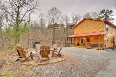 Image de 12 Mi to Gsmnp: Cabin w/ Game Room in Sevierville