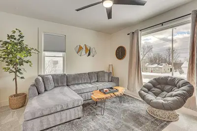 Image de 3 Mi to Downtown Youngstown: Updated Apartment