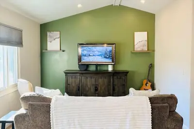 Image de Cozy 2-bedroom retreat in Fridley with Treehouse vibes