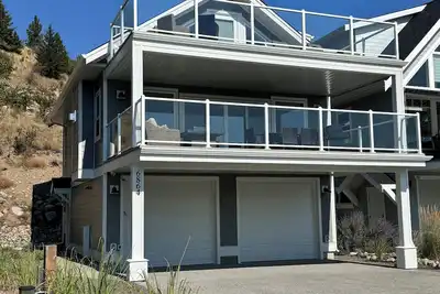 Image de Beautiful, luxurious, brand new with lake view cottage. Best location in La Casa