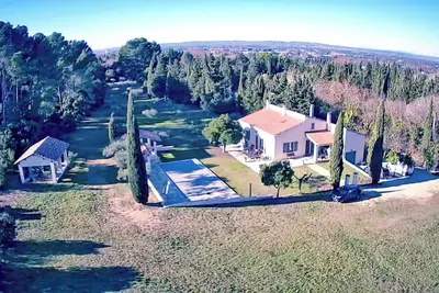 Image de Proche de st Rémy de Provence au milieu des pins et des oliviers.