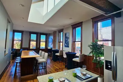 Image de Downtown Kent Ny Style Penthouse