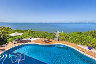 Image de Stunning waterfront retreat w/ panoramic view, spectacular sunsets & Heated pool