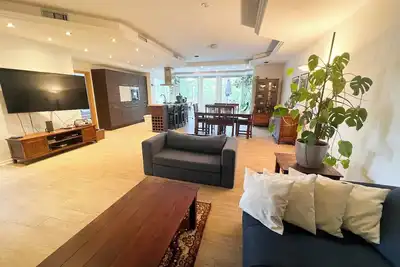 Image de Huge Deluxe Apartment, 140sqm, Whirlpool, Shower, Netflix, Prime, Wifi, Balkony