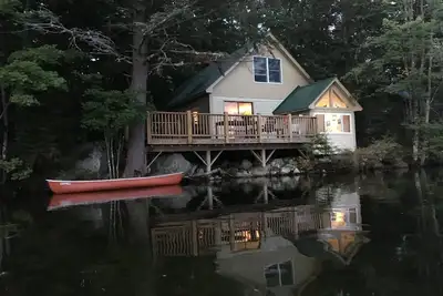 Image de Lakeside Cottage Facing White Mountains- overhangs lake - Panoramic sunset views