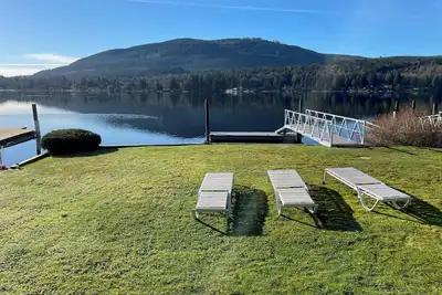 Image de Lakefront cottage with magnificent views in Bellingham!