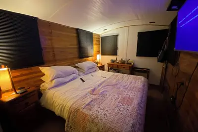 Image de Spectacular train car with individual yard.
