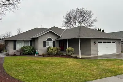 Image de Beautifully Renovated Sleeps up to 8 in East Medford