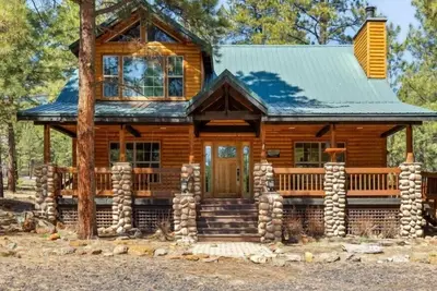 Image de Sweet Pines Cabin located in tall pines