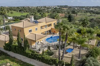 Image de Experience relaxation and beauty in a stunning Algarve villa.