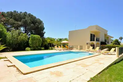 Image de Discover your dream getaway in Vilamoura with a private pool villa.