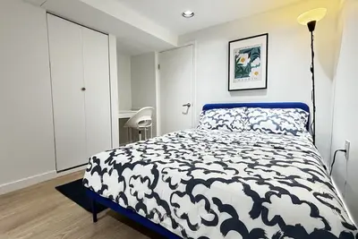 Image de Clean 2br Basement w/ King bed in Heritage Home