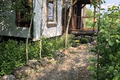 Image de La Cabane aux Chevaux \nChalet rustique avec vue sur les chevaux