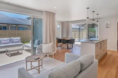 Image de Stunning new 4 bedroom 3 bathroom home close\nto town and the beach in Whitianga