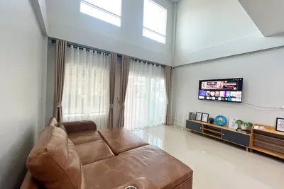 Image de 5 minutes Drive to the city center, 9 minutes to Lee Gardens, with free parking.