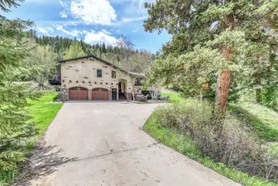 Image de Calamity Jane’s Hidden Haven – 12. 5 private acres, multiple patios, fire pit & 4 king suites!