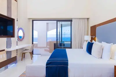 Image de This stunning 3-bedroom penthouse offers luxury living with breathtaking views.