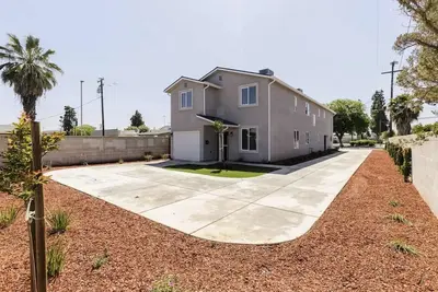 Image de Downtown Hanford Getaway - New 4 bed, 3 Bedroom, 2. 5 Bath