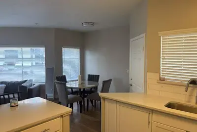 Image de Contemporary Tempe Retreat: Modern Elegance with Poolside Luxury