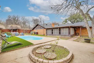 Image de Karaoke Ready! Fort Worth Area Home w/ Pool