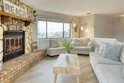 Image de Walk to the Beach! Large Deck + Patio | Mendel Manor by AvantStay