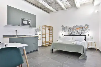Image de Cozy apartment recently renovated, located in a period building from 1880, in an internal position overlooking the courtyard, a condition that makes it quiet and not very noisy despite the liveliness of the area. The apartment is divided into two communi