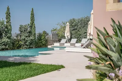 Image de Vintage Charm Meets Modern Comfort